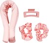 Roze satijnen haarroller, twee scrunchies en een roze haarclip op een witte achtergrond.