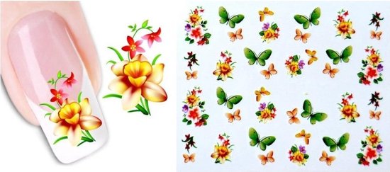Een nagel met bloemen en vlinder nail art. Losse stickers met gele, oranje, paarse bloemen en groene en gele vlinders.