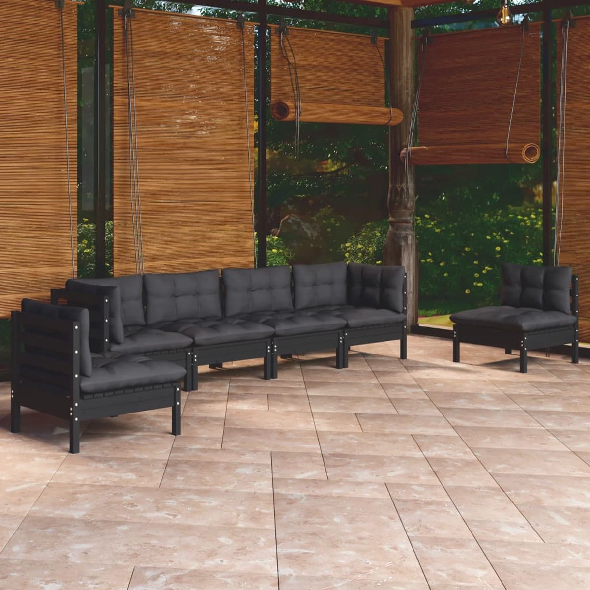 Massief grenenhouten loungeset met comfortabele kussens in tuinsetting.