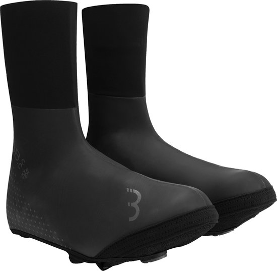 Paar zwarte fietsoverschoenen met zwarte band aan de bovenkant en BBB-logo, op witte achtergrond.