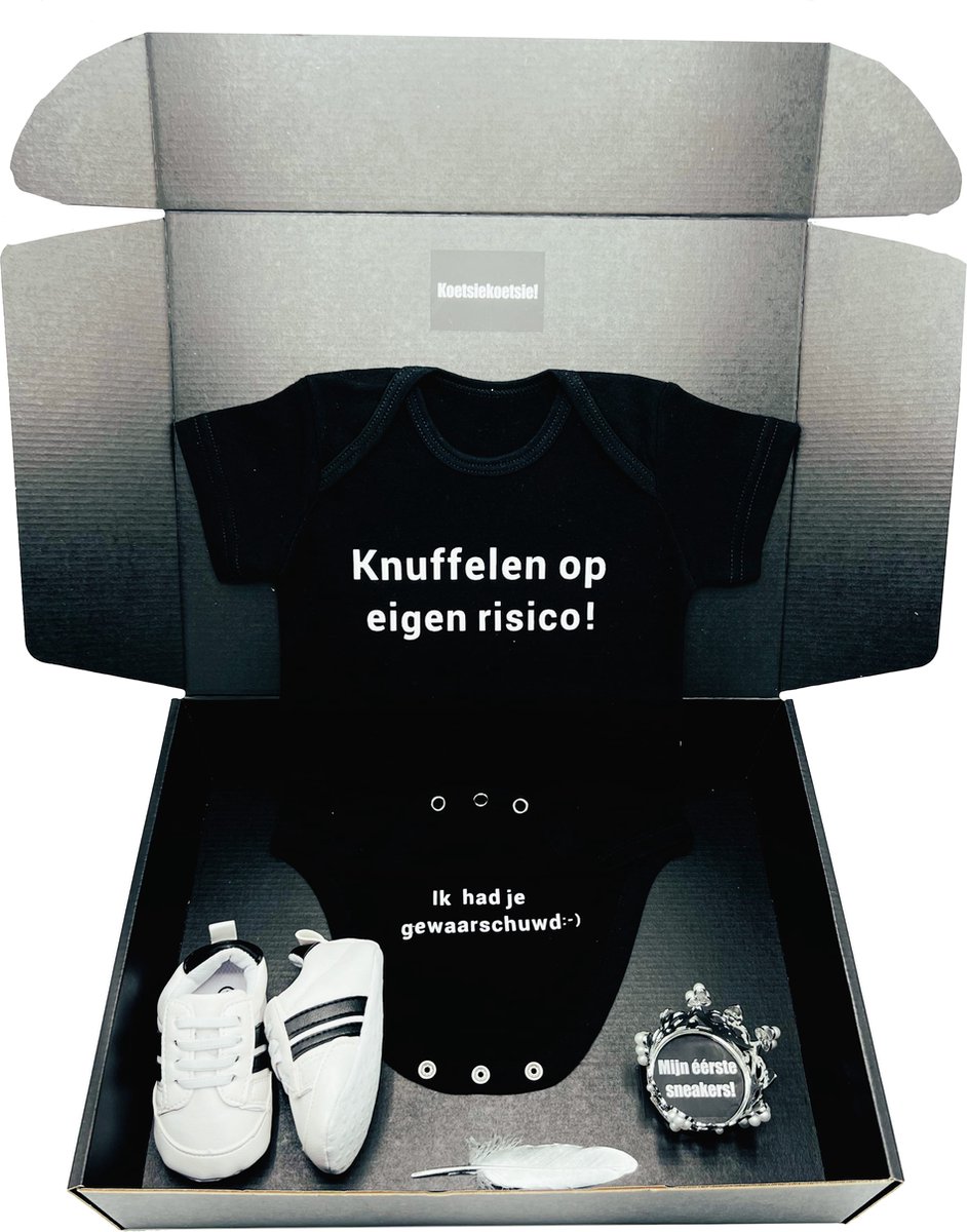 Goedkoopste Kraamcadeau jongen, zwarte romper, babysneakers, kan ook rechtstreeks als cadeau worden verstuurd - cadeau geboorte jongen, geboortegeschenk jongen