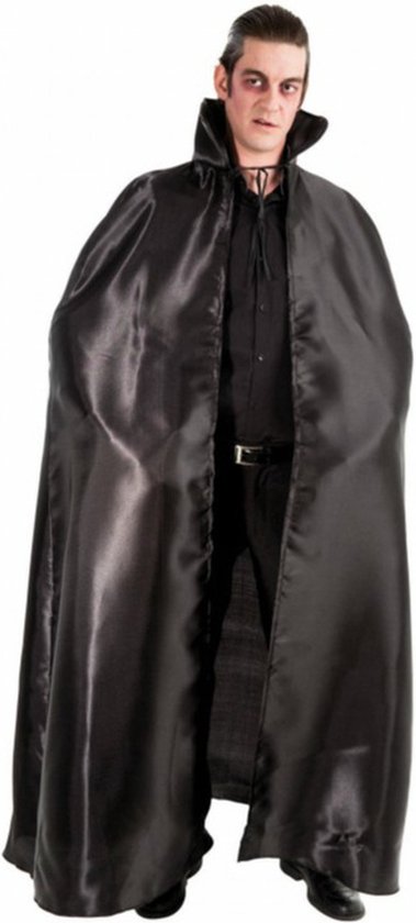 Man met donkere make-up, gekleed in een glanzende zwarte cape met hoge kraag.