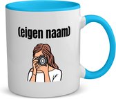 Akyol - fotograaf vrouw met eigen naam koffiemok - theemok - blauw - Fotograaf - fotografen - mok met eigen naam - leuk cadeau voor iemand die houd van foto's maken - cadeau - kado - 350 ML inhoud