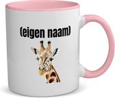 Akyol - giraffe met eigen naam koffiemok - theemok - roze - Giraffe - giraffe liefhebbers - mok met eigen naam - dieren liefhebber - leuk cadeau voor iemand die houdt van giraffen - cadeau - kado - 350 ML inhoud