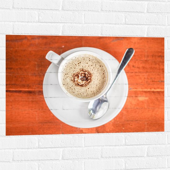 Muursticker - Bovenaanzicht van Wit Kopje met Koffie op Houten Tafel - 90x60 cm Foto op Muursticker