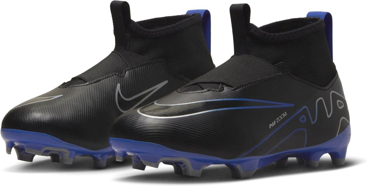Zwarte Nike Zoom Superfly 9 Academy FG/MG voetbalschoenen voor junioren met dunne NikeSkin overlay en aansluitende pasvorm.