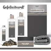 Geschenkset "Gefeliciteerd!" - 5 Producten - 920 Gram | Giftset voor hem - Luxe cadeaubox man - Bodycrème - Douchegel - Shampoo - Scrubzout - Verjaardag - Vader - Wellness - Pakket - Cadeau set - Broer - Vriend - Collega - Antraciet