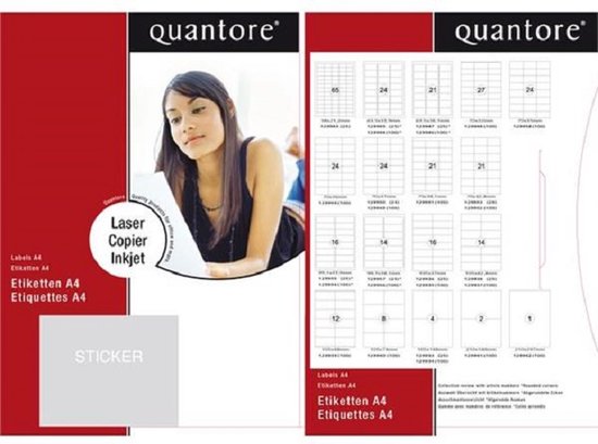 Een vrouw kijkt naar papieren met het Quantore logo. Er is een overzicht van etiketten op A4-formaat.