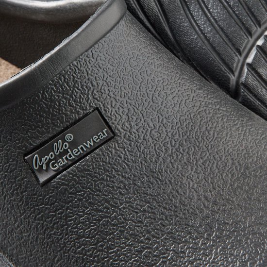 Close-up van een zwarte tuinklompen met textuur en het Apollo Gardenwear logo.
