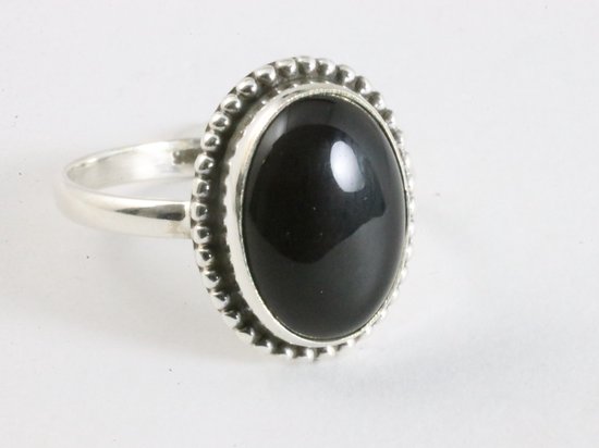 Bewerkte ovale zilveren ring met onyx - maat 19.5