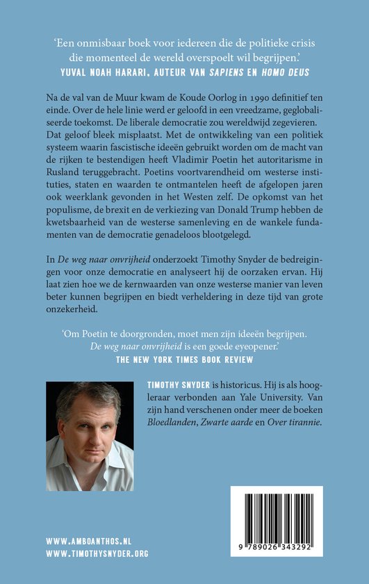 Achterkant van het boek 'De weg naar onvrijheid' met een portretfoto van Timothy Snyder, een recensie en uitgeverinformatie.