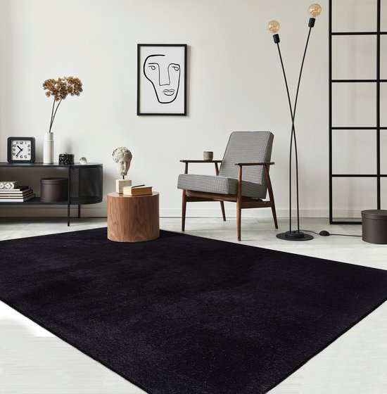 Vloerkleed voor woonkamer of slaapkamer in zwart 240x340 cm | Modern en zacht kortpolig tapijt | Rechthoekig | Antislip onderkant | Wasbaar tot 30 Graden | Rug for bedroom or living room | RELAX kleed by The Carpet