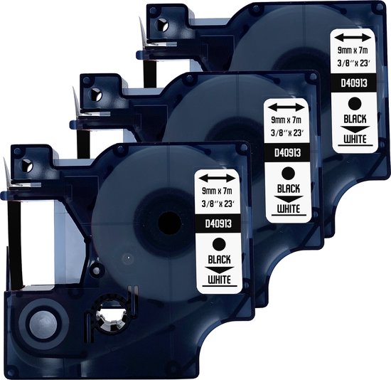 Drie Dymo D1 40913 labelcassettes, zwart op wit, 9mm x 7m, op elkaar gestapeld.