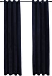 Donkerblauwe fluwelen gordijnen met ringen, geïsoleerd.