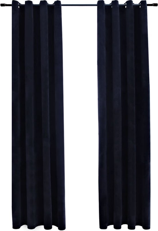 Donkerblauwe fluwelen gordijnen met ringen, geïsoleerd.