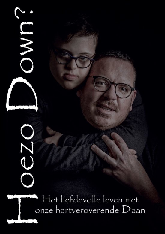 Een man met bril omhelst een jongen met bril en het opschrift "Hoezo Down?".