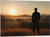 Vlag - Silhouet van Man kijkend naar Zonsondergang in Landschap - 80x60 cm Foto op Polyester Vlag