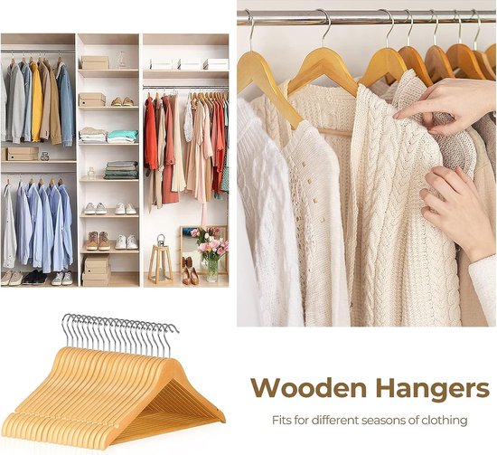 Reeks Witte Kleerhangers Op De Houten Achtergrond Stock Afbeelding