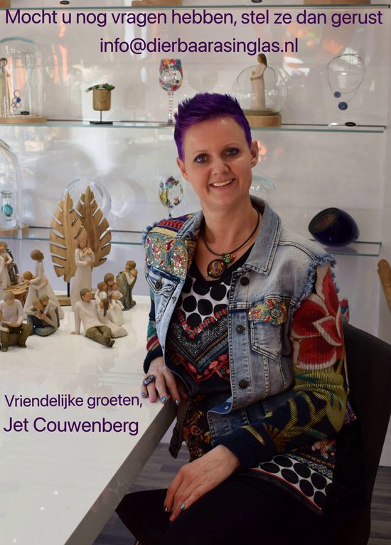 Vrouw met paars geverfd haar en een spijkerjasje met kleurrijke geborduurde patches.