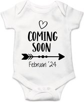 Soft Touch Rompertje met Tekst - Coming soon Februari '24 - Zwangerschaps aankondiging - wit/zwart | Baby rompertje met leuke tekst | | kraamcadeau | 0 tot 3 maanden | GRATIS verzending