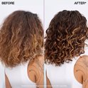 Cheveux crépus avant et après le traitement avec le masque liquide 5 min Redken Acidic Bonding Concentrate.