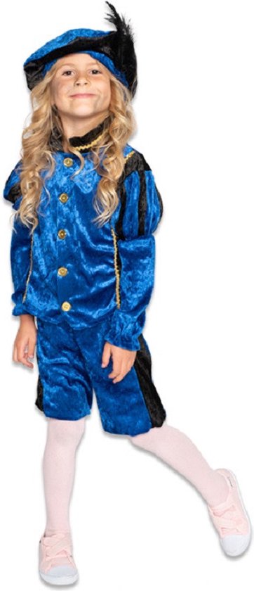 Kind in een blauw en zwart fluwelen Pietenkostuum met goudkleurige knopen, baret met veer en witte panty.