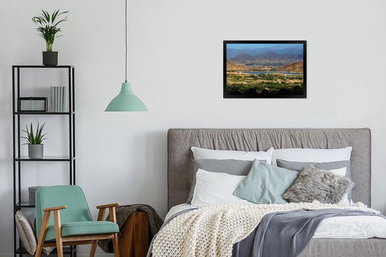 Photo en cadre - Vue de Kaboul entre les montagnes cadre photo noir 60x40 cm - Affiche sous cadre (Décoration murale salon / chambre)