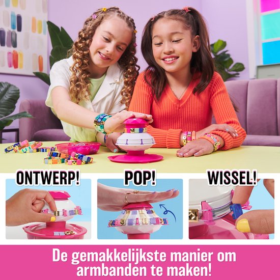 Twee meisjes maken armbandjes met de Pop Style Bracelet Maker. De machine is roze en wit.
