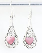 Opengewerkte zilveren oorbellen met roze parelmoer
