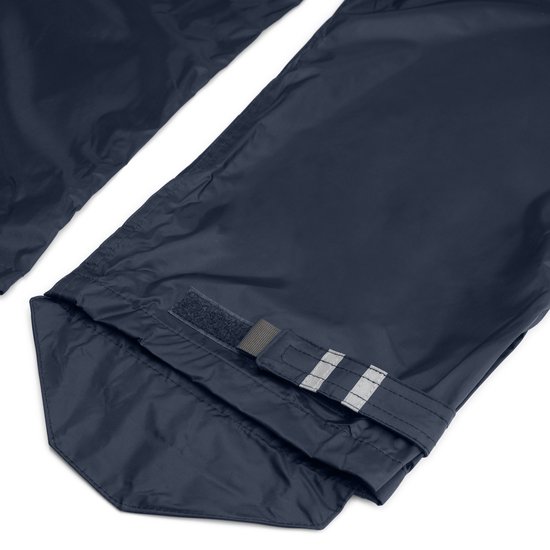 Detail van de onderkant van een donkerblauwe regenbroek met klittenbandsluiting en reflecterende banden.