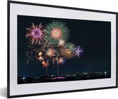 Photo en cadre - Une image de feu d'artifice dans une ville pendant le Nouvel An Cadre photo noir avec passe-partout blanc, moyen 60x40 cm - Affiche sous cadre (Décoration murale salon / chambre)