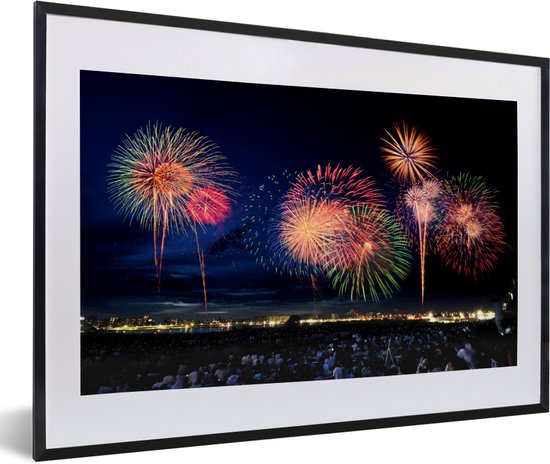 Photo encadrée - Feux d'artifice pendant le réveillon du Nouvel An cadre photo noir avec passe-partout blanc, moyen 60x40 cm - Affiche encadrée (Décoration murale salon / chambre)