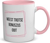 Akyol - meest trotse bonuszus ooit koffiemok - theemok - roze - Zus - trotse bonuszus - verjaardagscadeau - verjaardag - cadeau - cadeautje voor zus - zus artikelen - kado - geschenk - gift - 350 ML inhoud