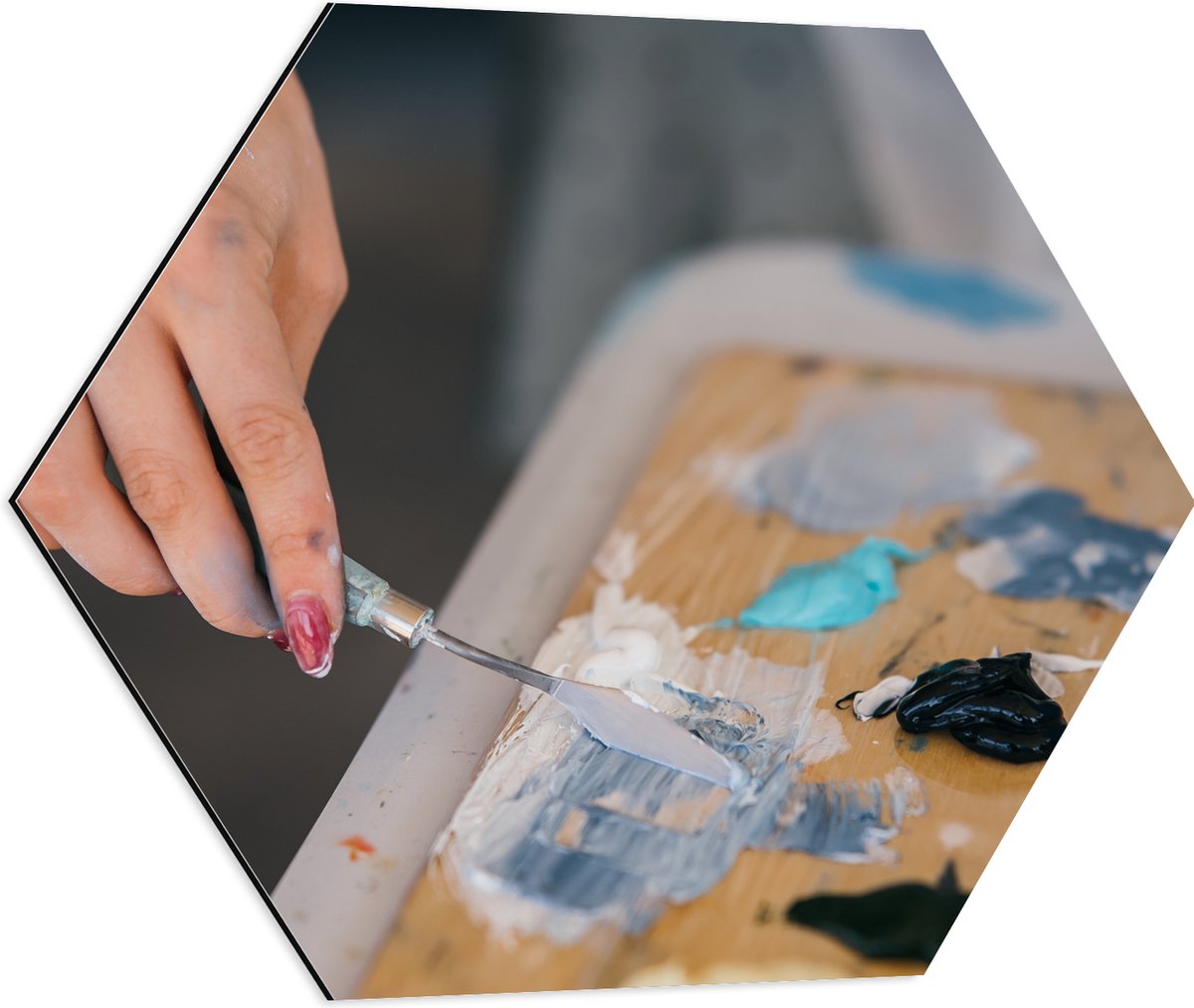 Dibond Hexagon - Hand - Nagellak - Verf - Palet - Hout - 60x52.2 cm Foto op Hexagon (Met Ophangsysteem)