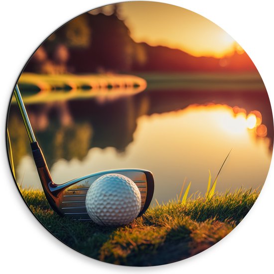 Dibond Muurcirkel - Golf - Golfbal - Golfclub - Zonsondergang - Gras - Water - 30x30 cm Foto op Aluminium Muurcirkel (met ophangsysteem)