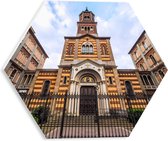 PVC Schuimplaat Hexagon - Gebouw - Kerk - Hek - 30x26.1 cm Foto op Hexagon (Met Ophangsysteem)