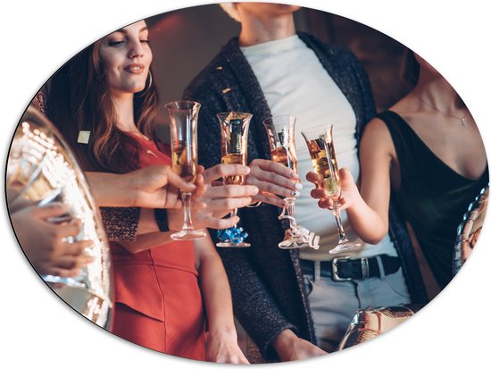 Dibond Ovaal - Feest - Champagne - Vrienden - Proosten -Ballonnen - Confetti - 80x60 cm Foto op Ovaal (Met Ophangsysteem)