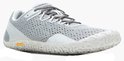 Grijze Merrell Vapor Glove 6 schoen, driekwart aanzicht. Mesh-materiaal en Vibram logo.