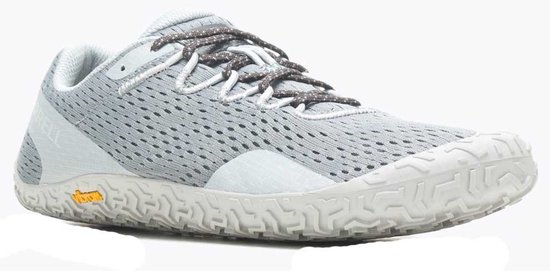 Grijze Merrell Vapor Glove 6 schoen, driekwart aanzicht. Mesh-materiaal en Vibram logo.