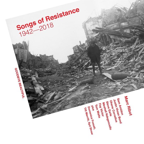 Songs of Resistance 1942-2018 door Marc Ribot. Albumhoes met een man die staat in verwoeste stad. Goodbye Beautiful