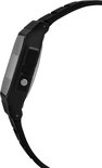 Côté d'une montre numérique Casio F-91W noire avec bracelet noir.