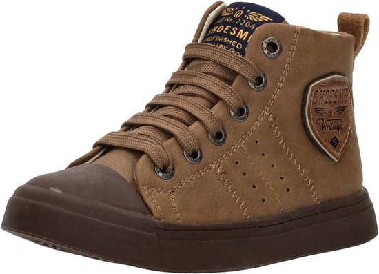 Bruine leren hoge sneaker met veters, rubberen neus en zool. Met logo-embleem op de zijkant.
