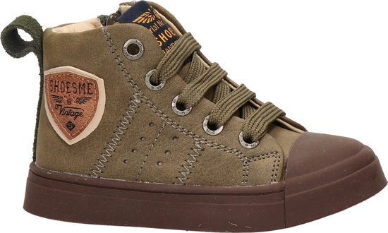 Olijfgroene enkelboot van leer met bruine rubberen neus, vetersluiting en Shoesme Vintage embleem.