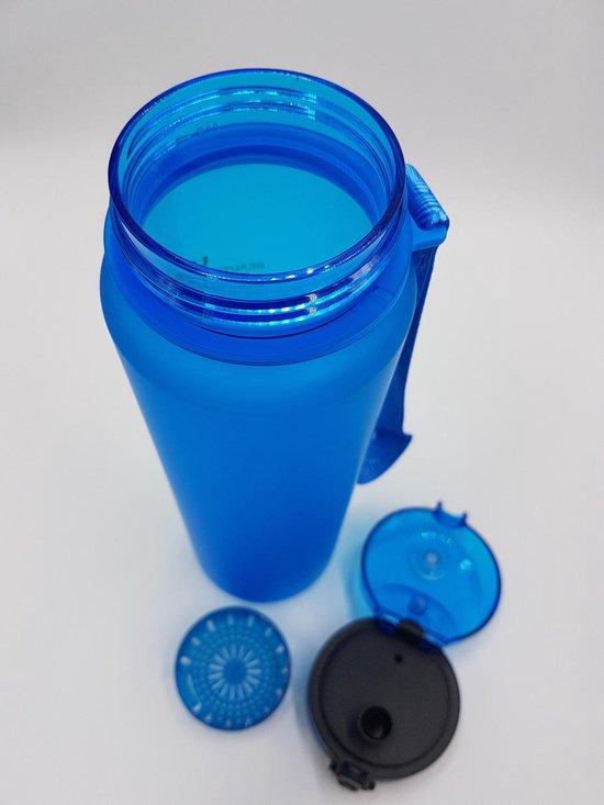 Bovenkant van een blauwe King Mungo drinkfles, met de losse deksel, het blauwe filter en de zwarte drinktuit ernaast.