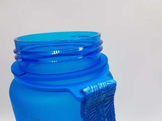 Gedetailleerde opname van de blauwe plastic schroefdraad aan de bovenkant van een King Mungo drinkfles.
