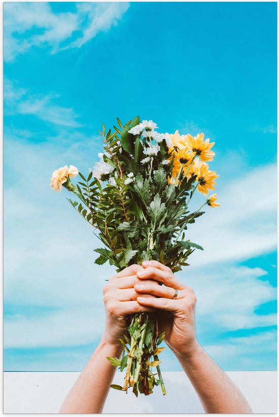 Poster Glanzend – Bloemen - Boeket - Lucht - Handen - Wolken - 70x105 cm Foto op Posterpapier met Glanzende Afwerking