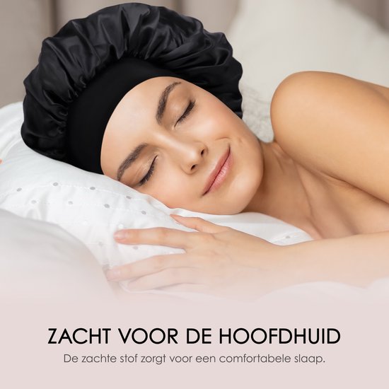 Vrouw slaapt vredig met gesloten ogen, draagt een zwart satijnen slaapmutsje op een wit kussen.