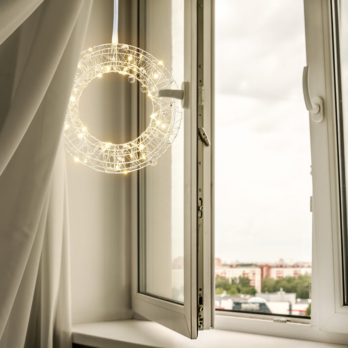 Relaxdays led decoratie ring, voor tafel & vensterbank, met voet, 25 cm, sfeerverlichting op batterijen, kerst, zilver