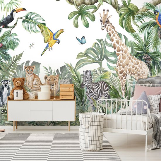 Muurcirkel met tropische jungle dieren: leeuw, leeuwinnenwelp, zebra, olifant, giraf, aapjes, papegaai, toekan, vlinder en libelle.