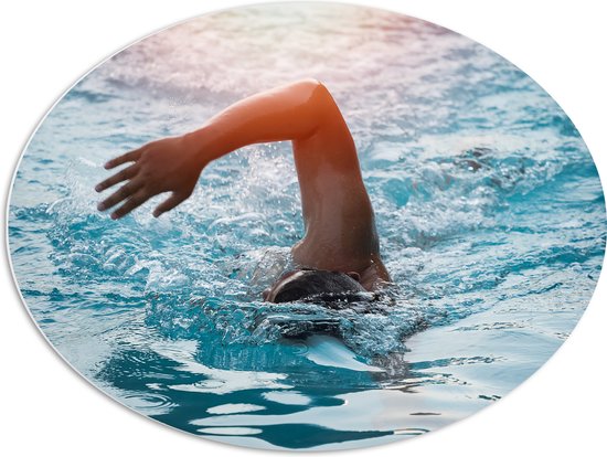 PVC Schuimplaat Ovaal - Zwemmende Man in het Blauwe Water - 80x60 cm Foto op Ovaal (Met Ophangsysteem)